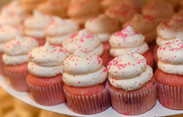 Маленькие розовые кексы с кремом