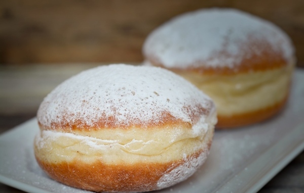 Сладкие пончики с сахарной пудрой