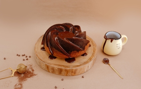 Сладкая выпечка в шоколадной глазури