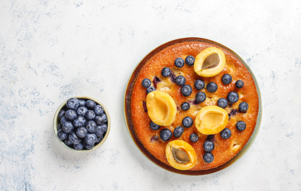 Сладкий пирог с абрикосами и ягодами черники 