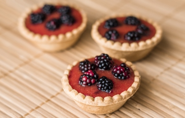 Три пирожных с ягодами и кремом