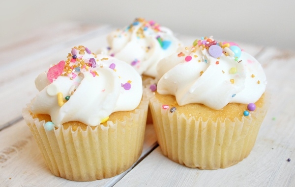 Три сладких кекса с белым кремом