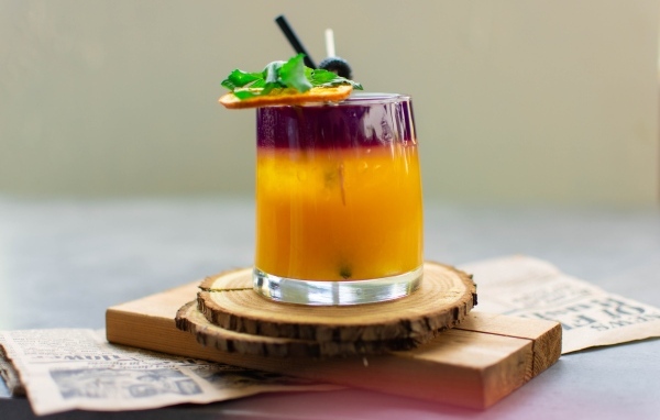 Стакан напитка на деревянной подставке