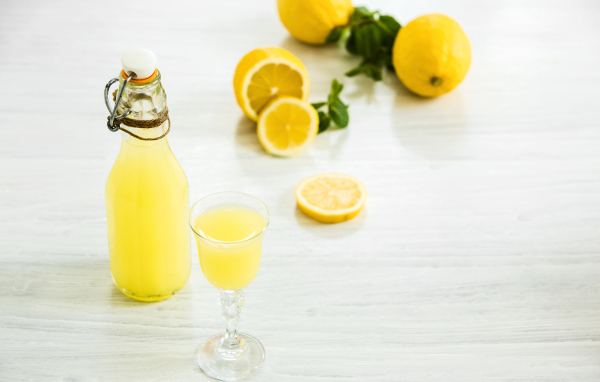 Итальянский традиционный ликер лимончелло с лимоном