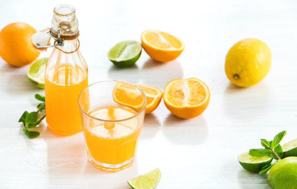 Апельсиновый сок на столе с фруктами
