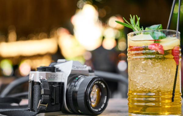Ретро фотоаппарат с коктейлем на столе
