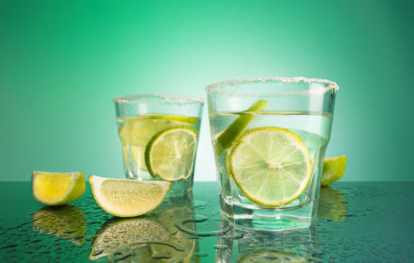 Два стакана коктейля с кусочками лайма