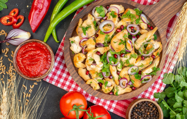 Запеченная курица со специями и соусом на столе