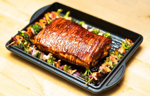 Свиной запеченный стейк с овощами на противне