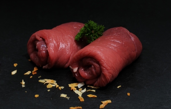 Рулетики из говядины на черном столе