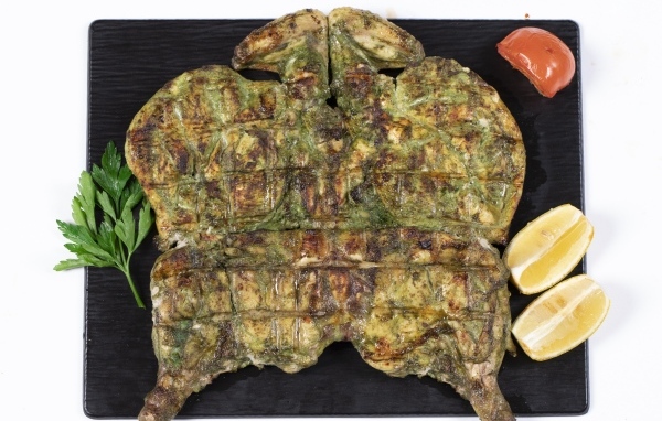 Цыпленок табака на тарелке