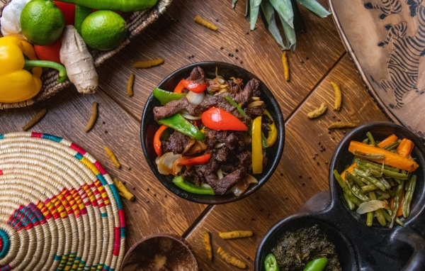 Мясо по корейски с овощами в тарелке на столе