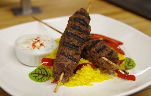 Люля кебаб на тарелке с рисом