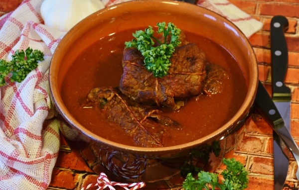 Мясные рулетики в тарелке с соусом