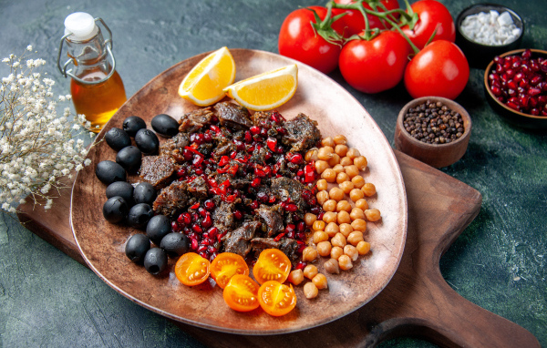 Мясо с овощами на тарелке