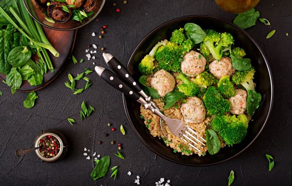 Фрикадельки в сковороде с кашей и брокколи