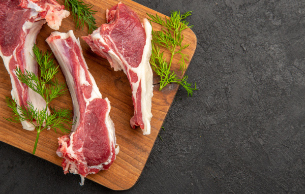 Свиные ребра на разделочной доске с укропом