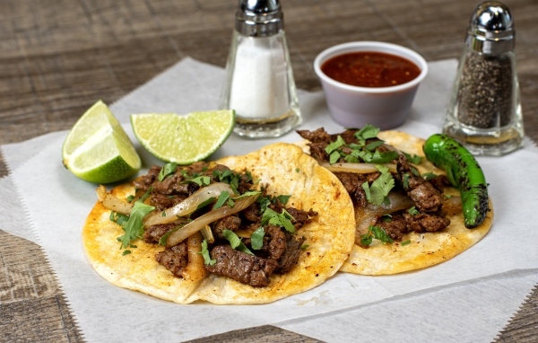 Блюдо тако с лепешками с начинкой