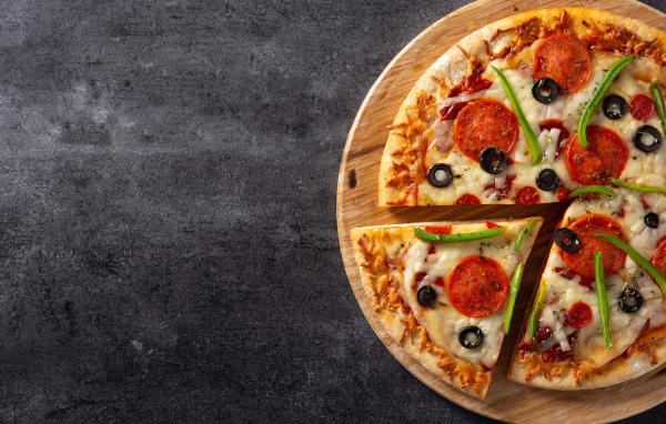 Аппетитная пицца с колбасой на столе