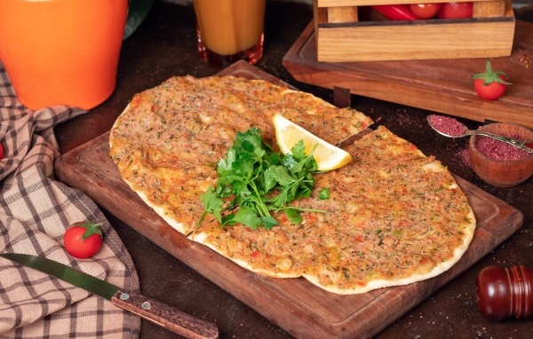 Турецкая пицца Лахмаджун на столе