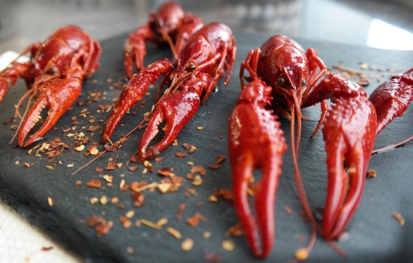 Вареные красные раки на столе