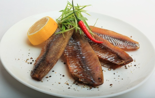 Вяленая вобла на тарелке с лимоном