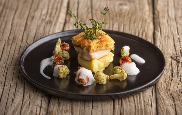 Рыба с овощами на тарелке