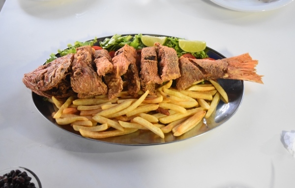 Жареная рыба с картофелем фри и салатом