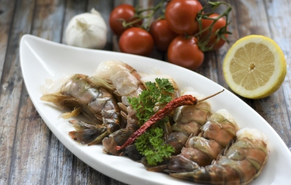 Сырые королевские креветки  на тарелке