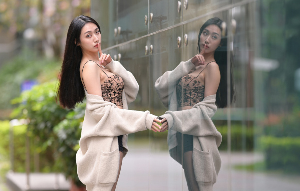 Девушка азиатка просит помолчать