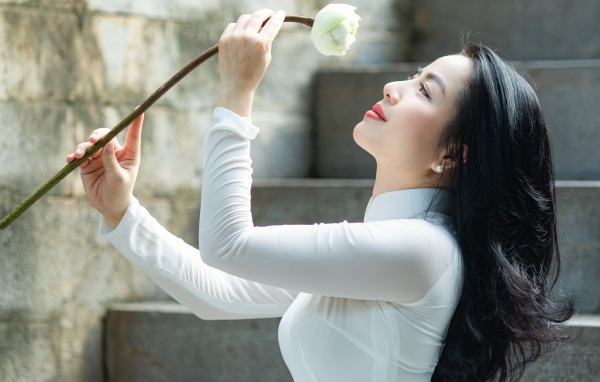 Красивая девушка азиатка с цветком лотоса 