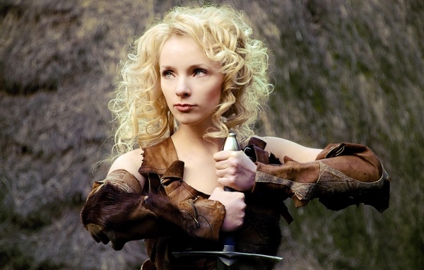 Красивая блондинка с мечом в руках