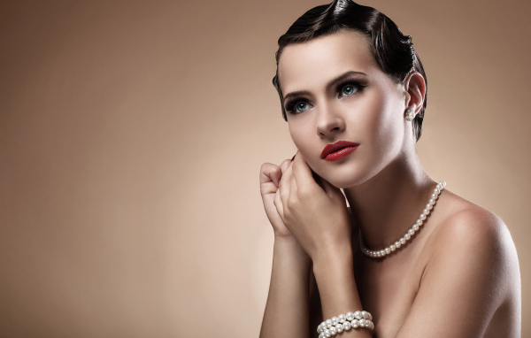 Красивая голубоглазая девушка модель с украшениями из жемчуга