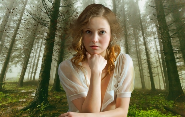 Красивая девушка на фоне нарисованного леса