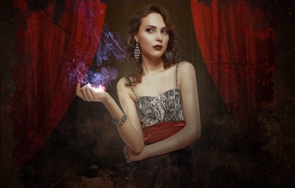 Красивая девушка на фоне красных штор