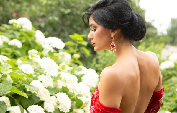 Красивая девушка у белых цветов гортензии