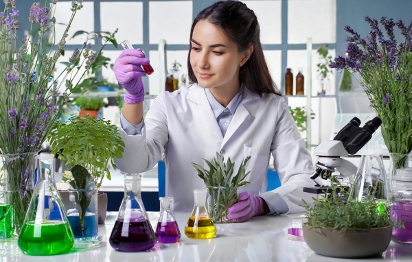Девушка биолог в лаборатории с растениями