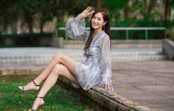 Милая азиатка в сером платье