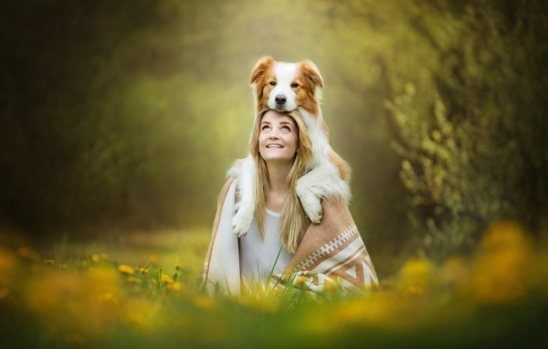 Милая девушка с собакой на голове