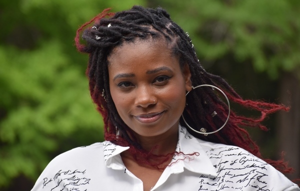 Темнокожая девушка с большими сережками в ушах