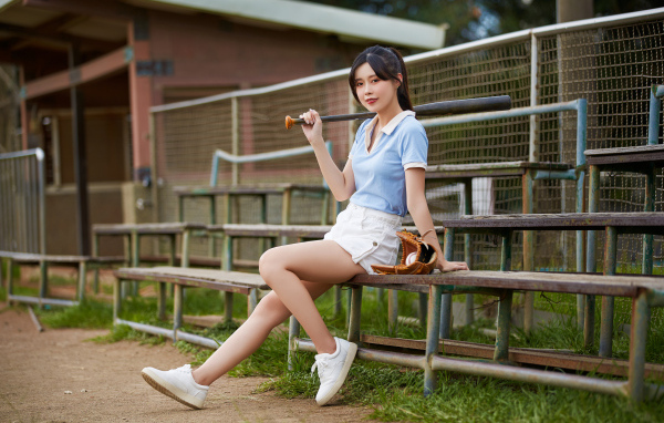 Девушка спортсменка с бейсбольной битой 