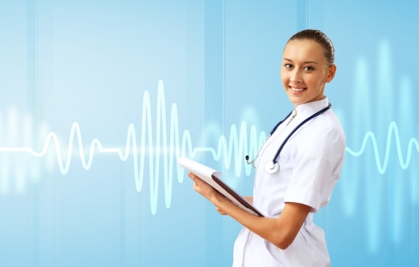 Девушка врач на фоне кардиограммы