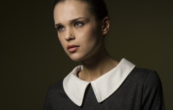 Девушка в платье с белым воротником