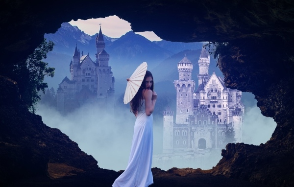 Девушка в белом платье с зонтом на фоне замка