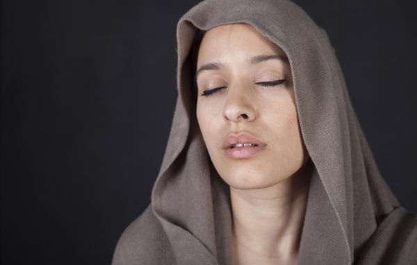 Девушка с закрытыми глазами с покрытой головой