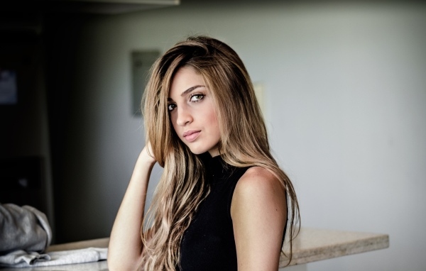 Зеленоглазая девушка в черном