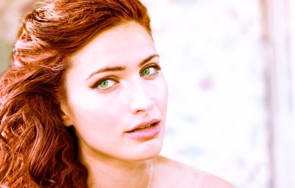 Зеленоглазая рыжеволосая девушка крупным планом