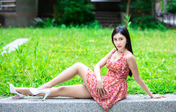 Длинноволосая азиатка в платье с белыми туфлями на ногах