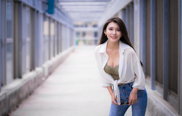 Улыбающаяся азиатка в белой рубашке