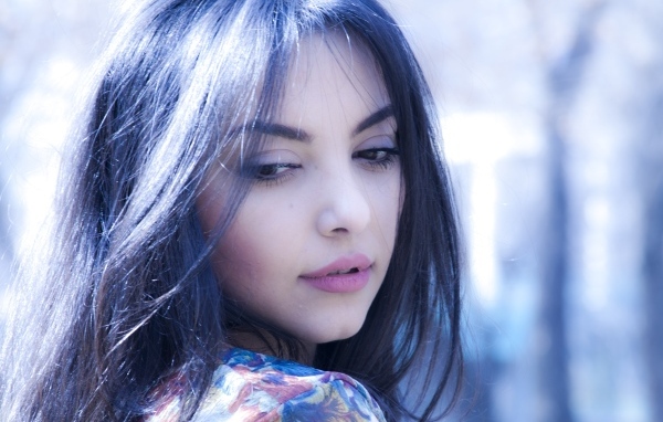 Нежная кареглазая девушка с черными волосами